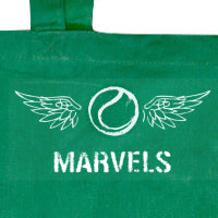 Tenis topu ve kanat tasarımı olan yeşil çanta, MARVELS yazısı ile